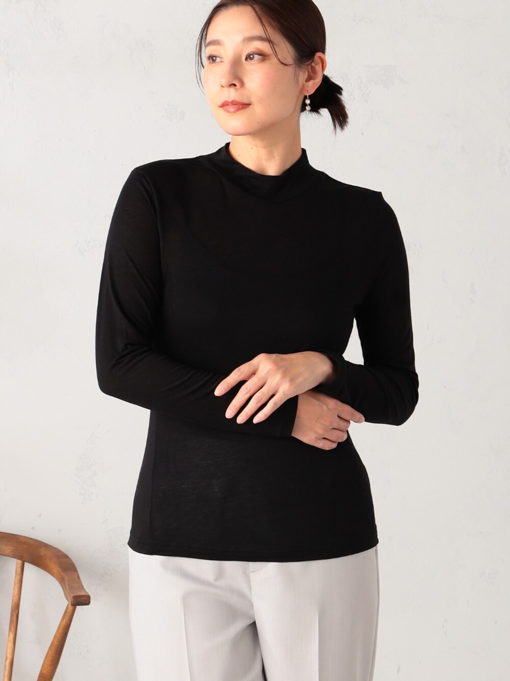 グレー系のノーカラージャケット、グレー系のその他パンツ、ブラック系のTシャツ/カットソーを着用したレディースの冬コーディネートの4枚目の写真