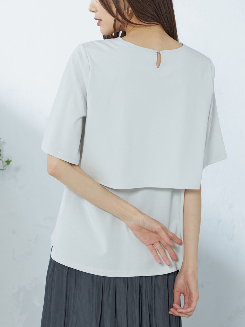 グレー系のTシャツ/カットソー、グレー系のその他パンツを着用したレディースの春コーディネートの3枚目の写真