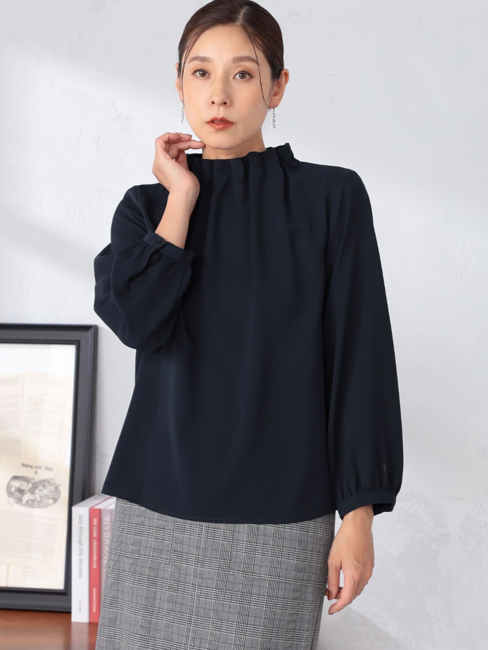 グレー系のスカート、ブルー系のシャツ/ブラウスを着用したレディースの冬コーディネートの2枚目の写真