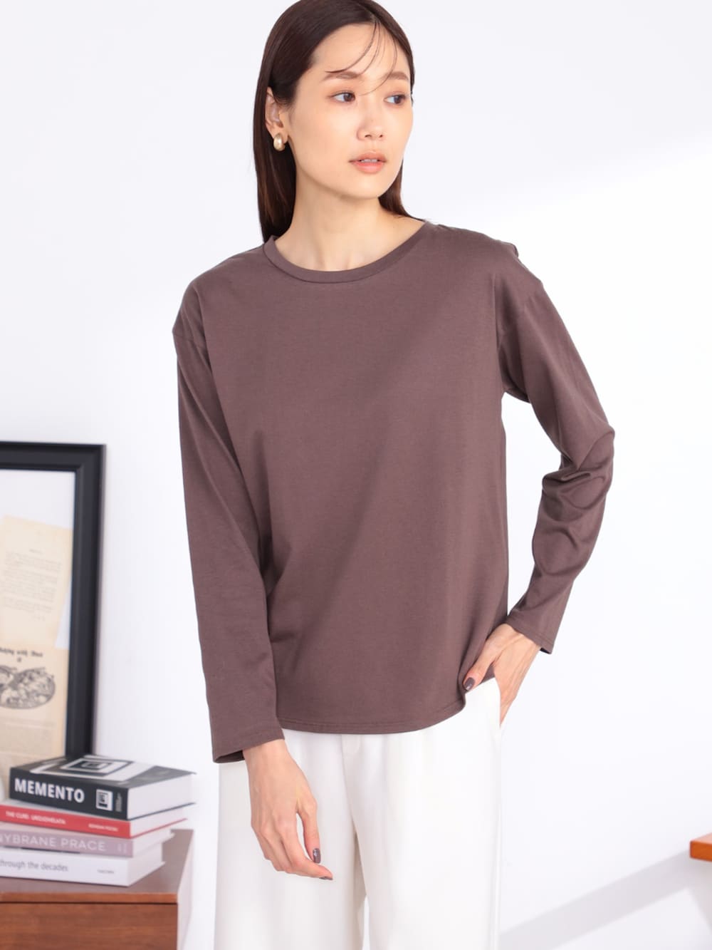 ベージュ系のアンサンブル、ホワイト系のその他パンツを着用したレディースの秋コーディネートの4枚目の写真