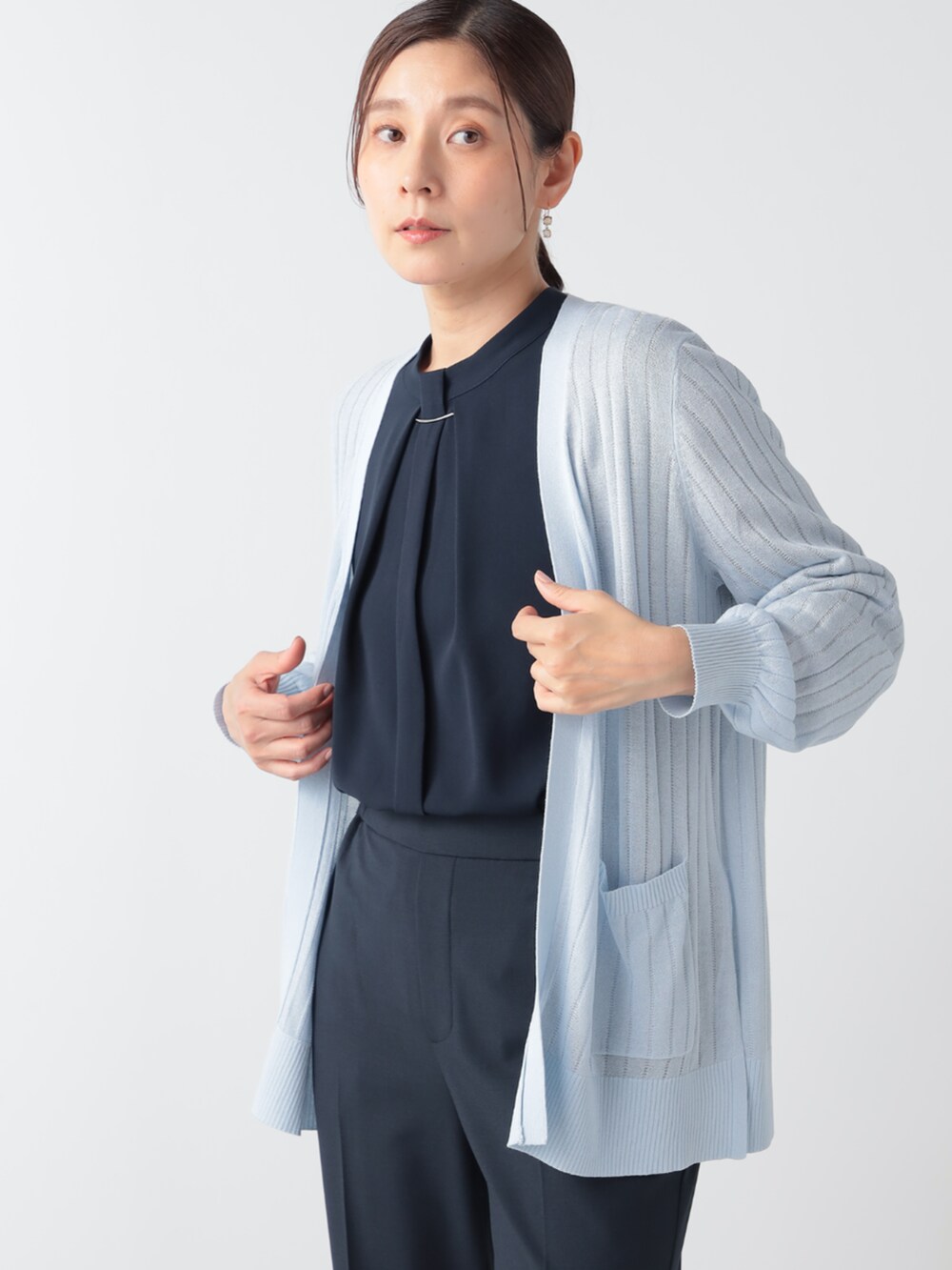 ブルー系のその他パンツ、ブルー系のカーディガン/ボレロ、ブルー系のシャツ/ブラウスを着用したレディースの夏コーディネートの2枚目の写真