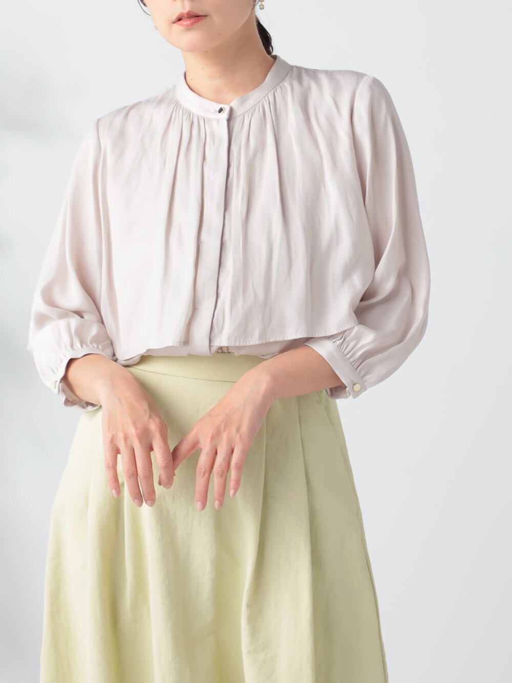 グレー系のシャツ/ブラウス、イエロー系のスカートを着用したレディースの夏コーディネートの2枚目の写真