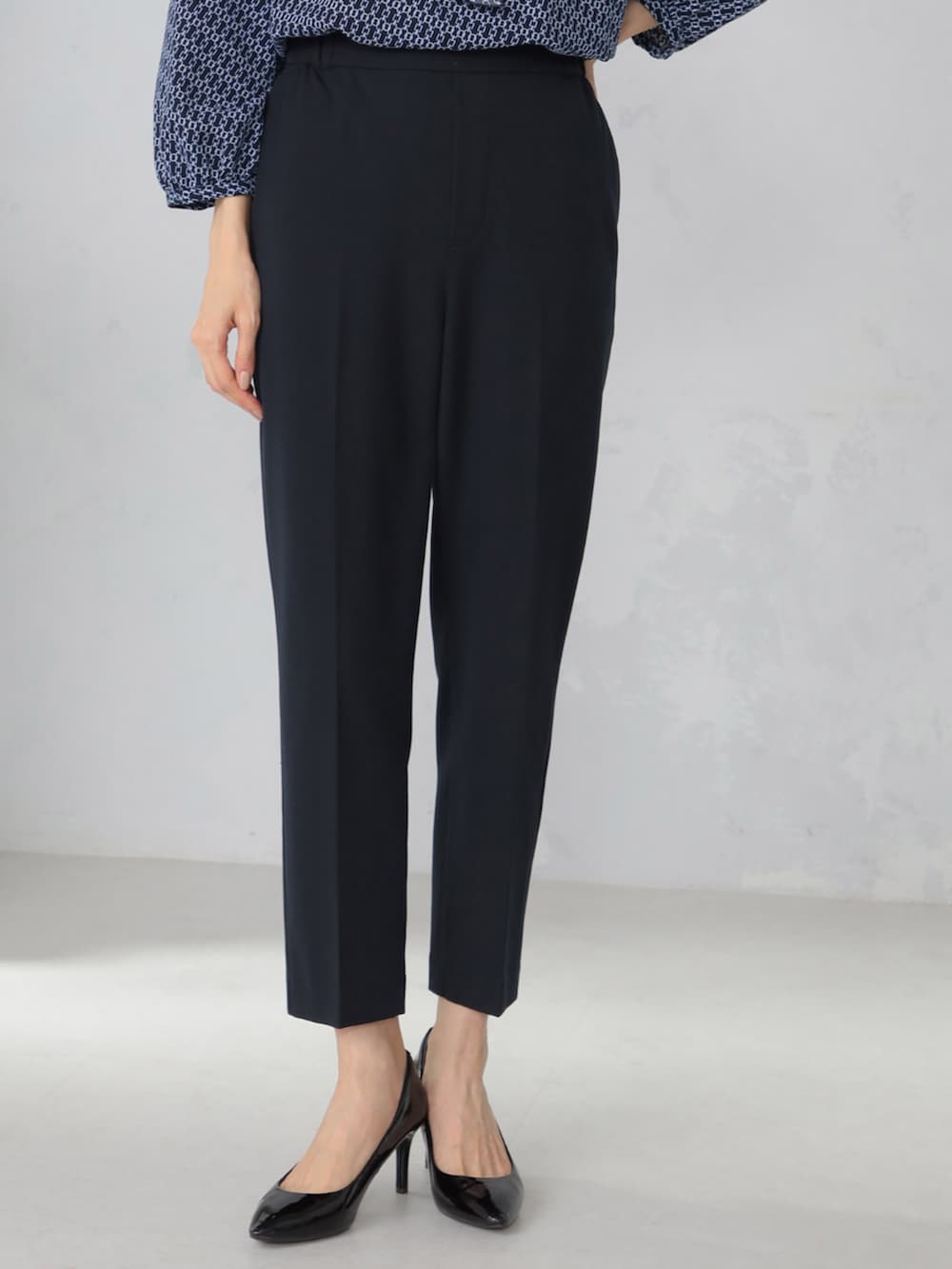 ブルー系のテーラードジャケット、ブルー系のシャツ/ブラウス、ブルー系のその他パンツを着用したレディースの冬コーディネートの4枚目の写真