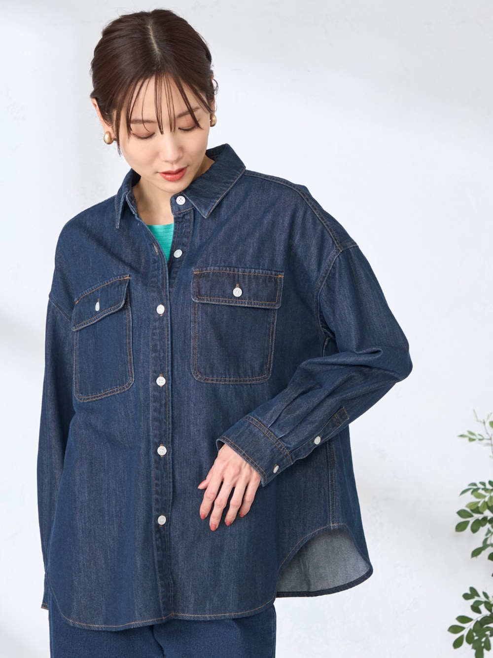 ブルー系のデニムパンツ、ブルー系のデニムジャケットを着用したレディースの春コーディネートの3枚目の写真