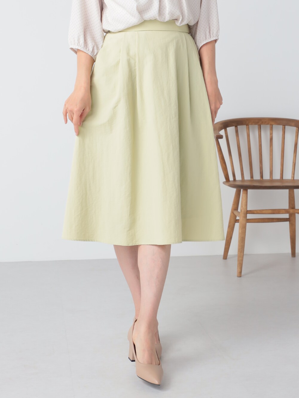 グレー系のシャツ/ブラウス、イエロー系のスカートを着用したレディースの夏コーディネートの4枚目の写真