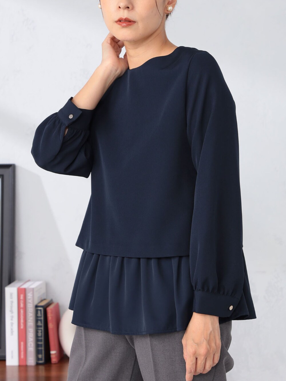 グレー系のその他パンツ、ブルー系のシャツ/ブラウスを着用したレディースの秋コーディネートの2枚目の写真