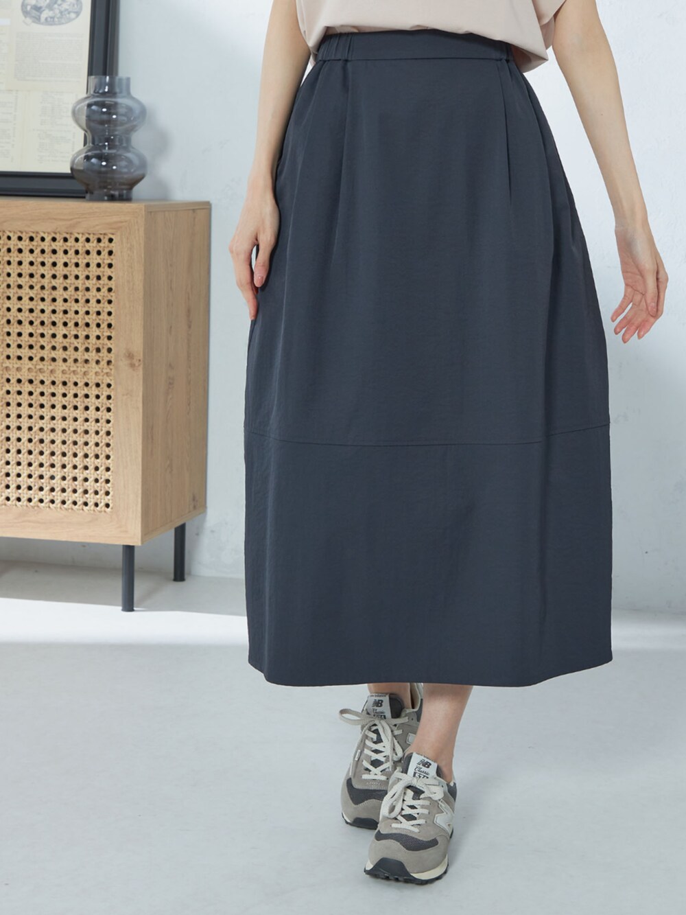 ピンク系のTシャツ/カットソー、ブルー系のスカートを着用したレディースの夏コーディネートの3枚目の写真