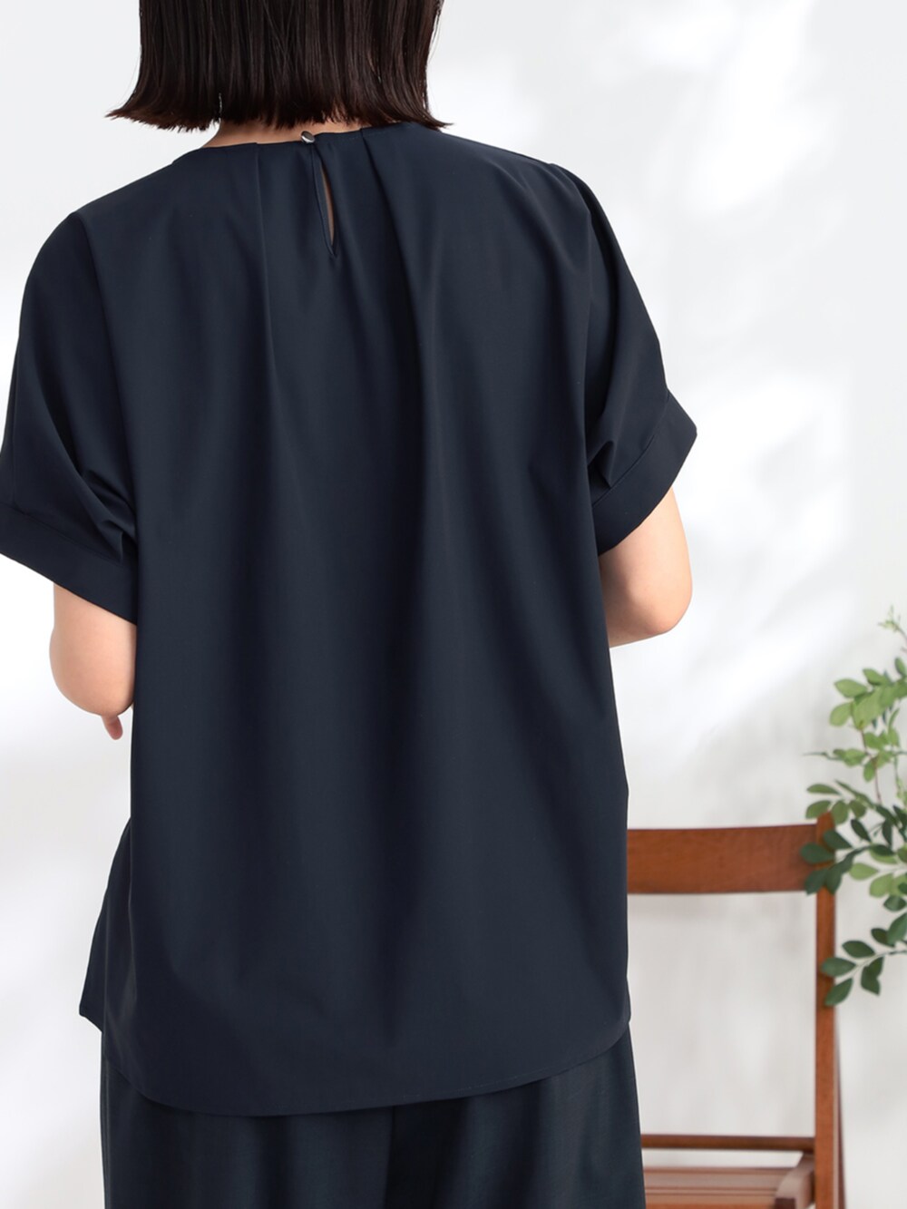 ブルー系のその他パンツ、ブルー系のシャツ/ブラウスを着用したレディースの夏コーディネートの3枚目の写真