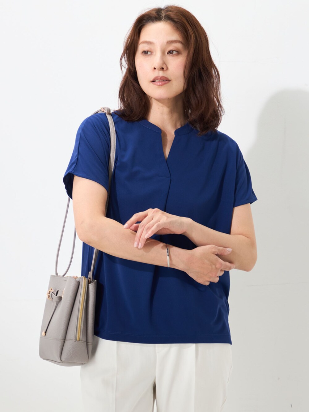 ホワイト系のその他パンツ、ブルー系のTシャツ/カットソーを着用したレディースの夏コーディネートの2枚目の写真