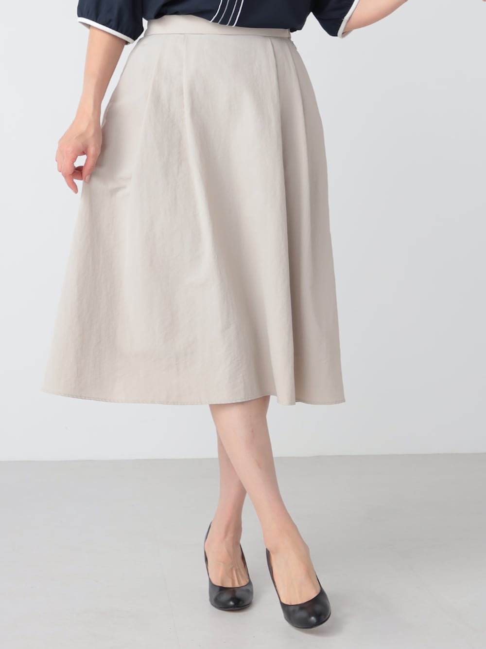 ブルー系のTシャツ/カットソー、グレー系のスカートを着用したレディースの夏コーディネートの3枚目の写真