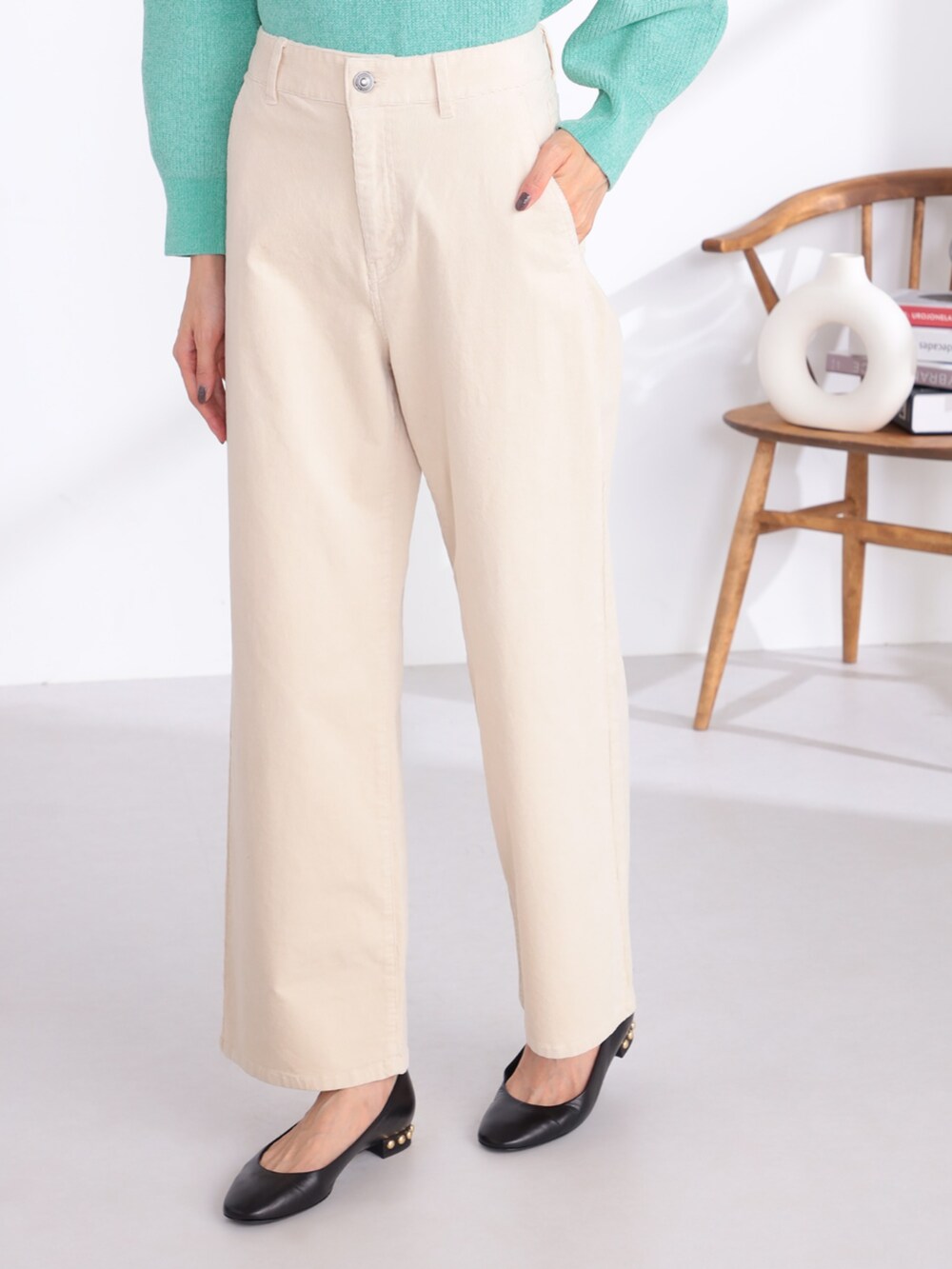 ベージュ系のその他パンツ、グリーン系のニット/セーターを着用したレディースの秋コーディネートの3枚目の写真