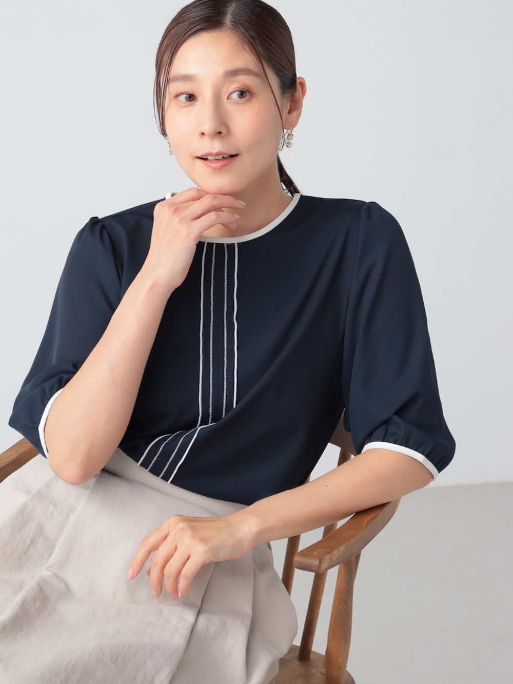 ブルー系のTシャツ/カットソー、グレー系のスカートを着用したレディースの夏コーディネートの2枚目の写真