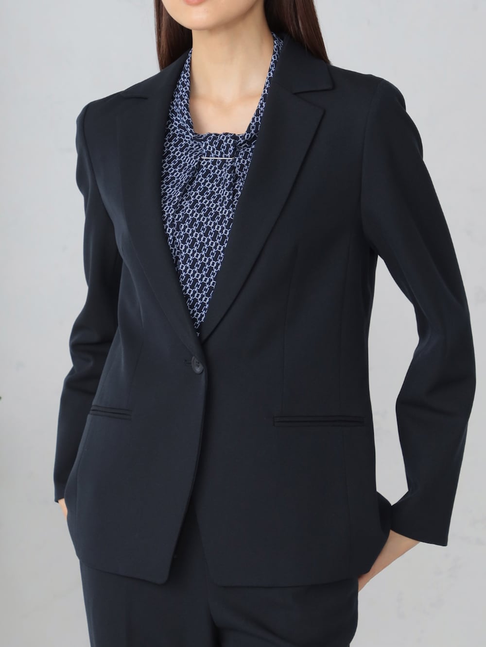 ブルー系のテーラードジャケット、ブルー系のシャツ/ブラウス、ブルー系のその他パンツを着用したレディースの冬コーディネートの2枚目の写真