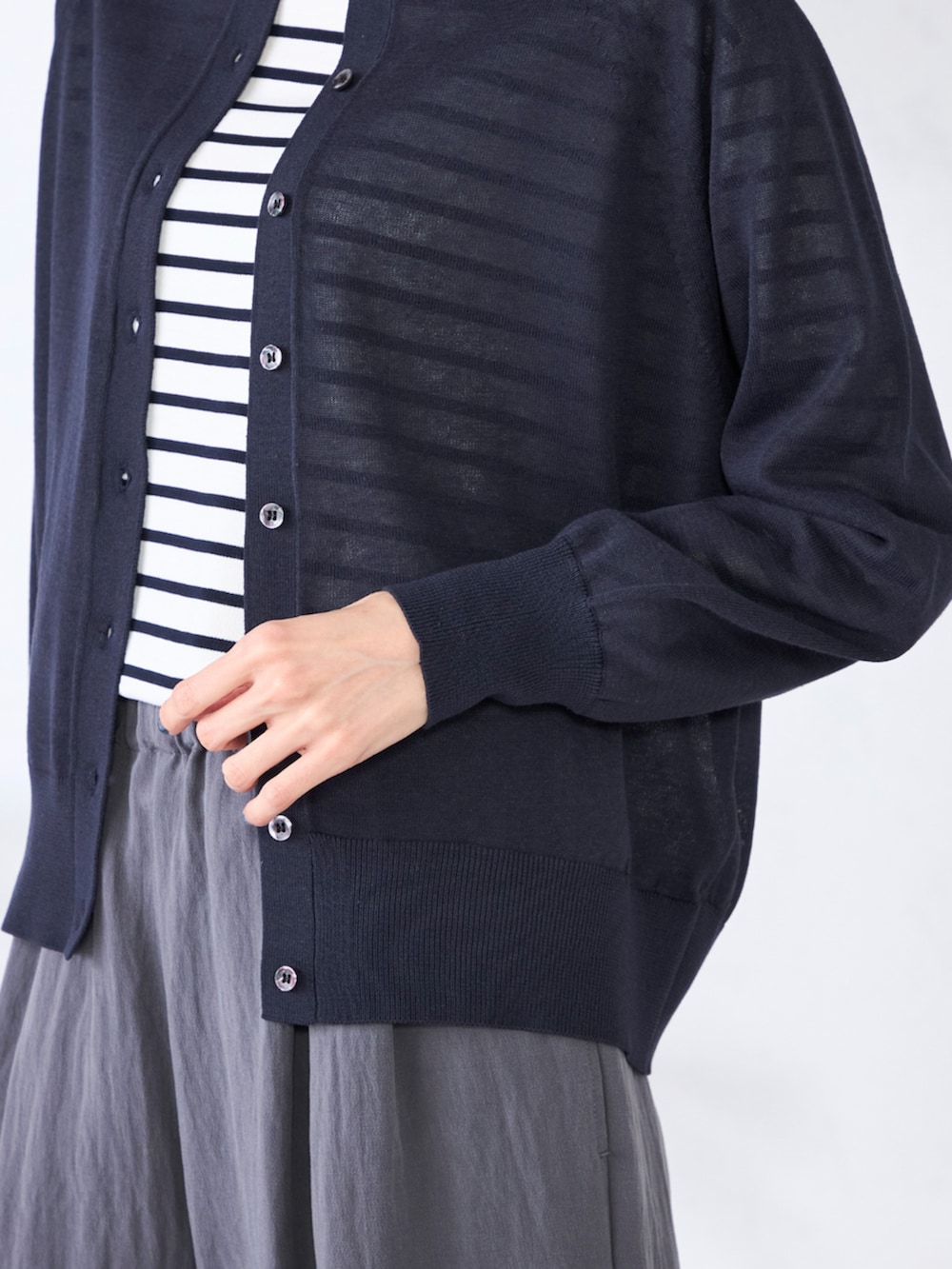 ブルー系のTシャツ/カットソー、グレー系のその他パンツ、ブルー系のカーディガン/ボレロを着用したレディースの春コーディネートの3枚目の写真