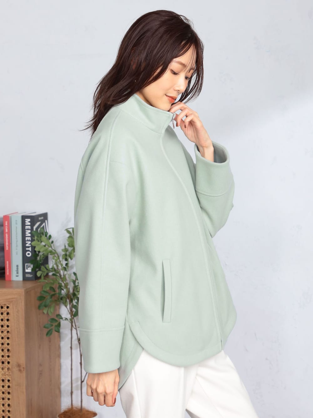 ホワイト系のその他パンツ、グリーン系のその他アウター、グレー系のニット/セーターを着用したレディースの冬コーディネートの2枚目の写真