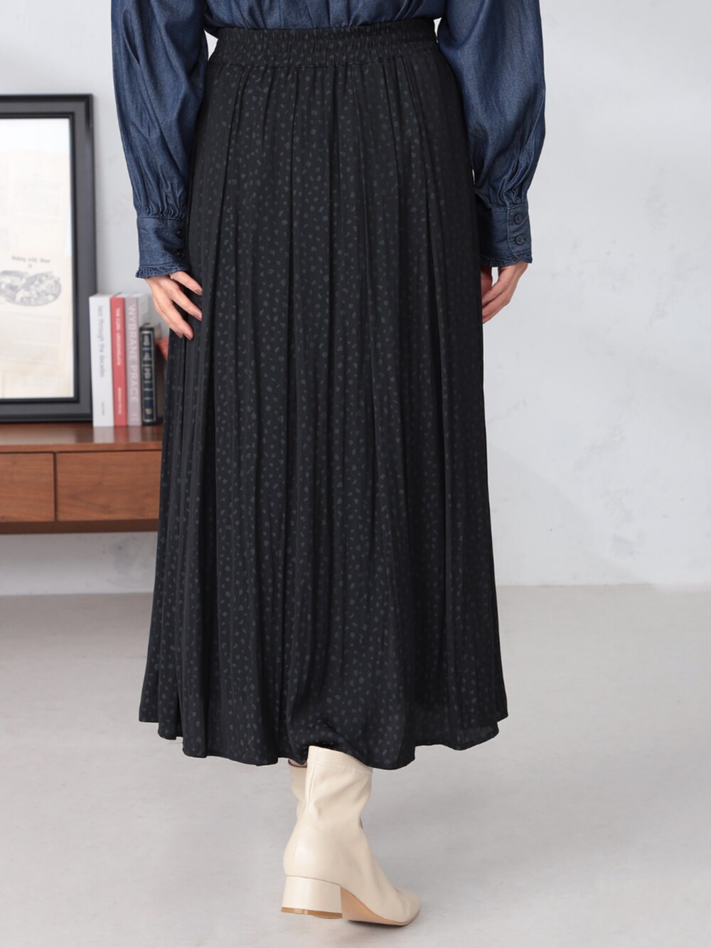 ブルー系のシャツ/ブラウス、ブルー系のカーディガン/ボレロ、ブラック系のスカートを着用したレディースの秋コーディネートの4枚目の写真