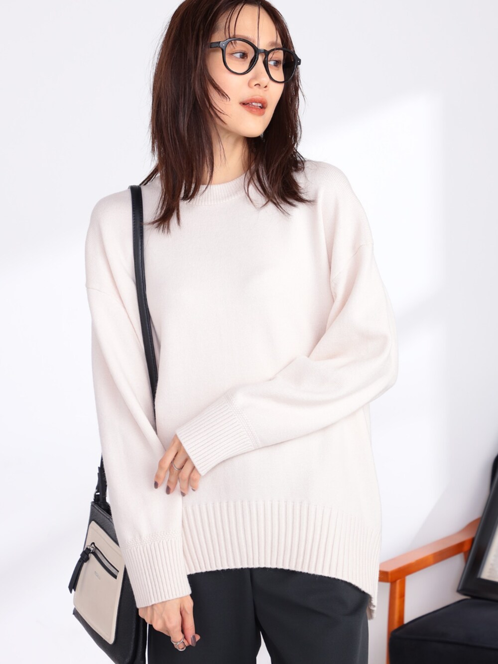 ベージュ系のニット/セーター、グレー系のその他パンツを着用したレディースの冬コーディネートの2枚目の写真