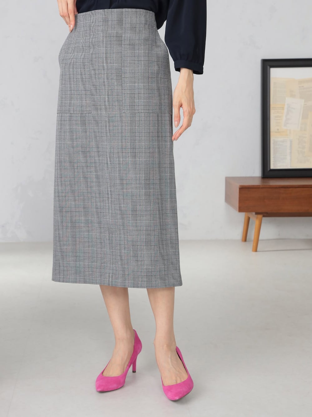 ブルー系のノーカラージャケット、グレー系のスカートを着用したレディースの冬コーディネートの3枚目の写真