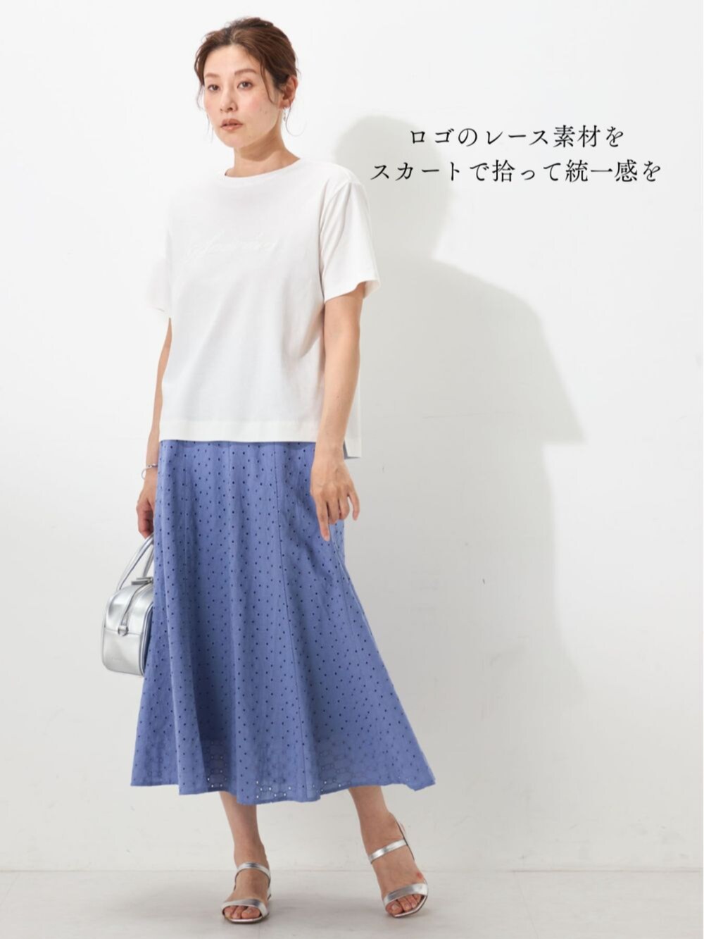 ホワイト系のTシャツ/カットソー、ホワイト系のTシャツ/カットソー、ブラック系のTシャツ/カットソーを着用したレディースの夏コーディネートの2枚目の写真