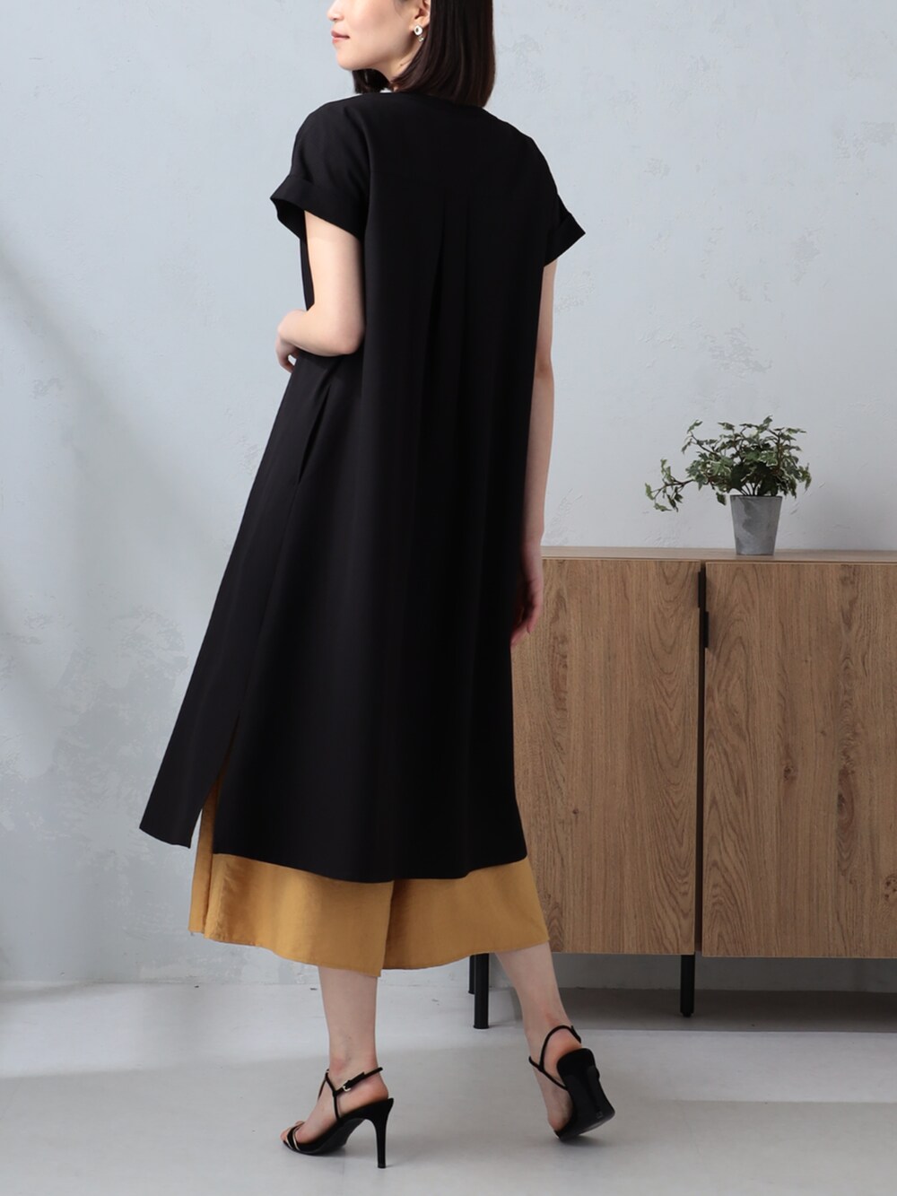 イエロー系のその他パンツ、ブラック系のワンピースを着用したレディースの夏コーディネートの2枚目の写真