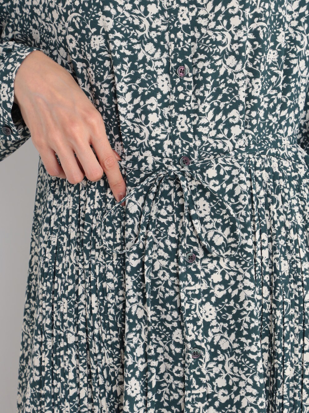 グリーン系のワンピースを着用したレディースの夏コーディネートの3枚目の写真