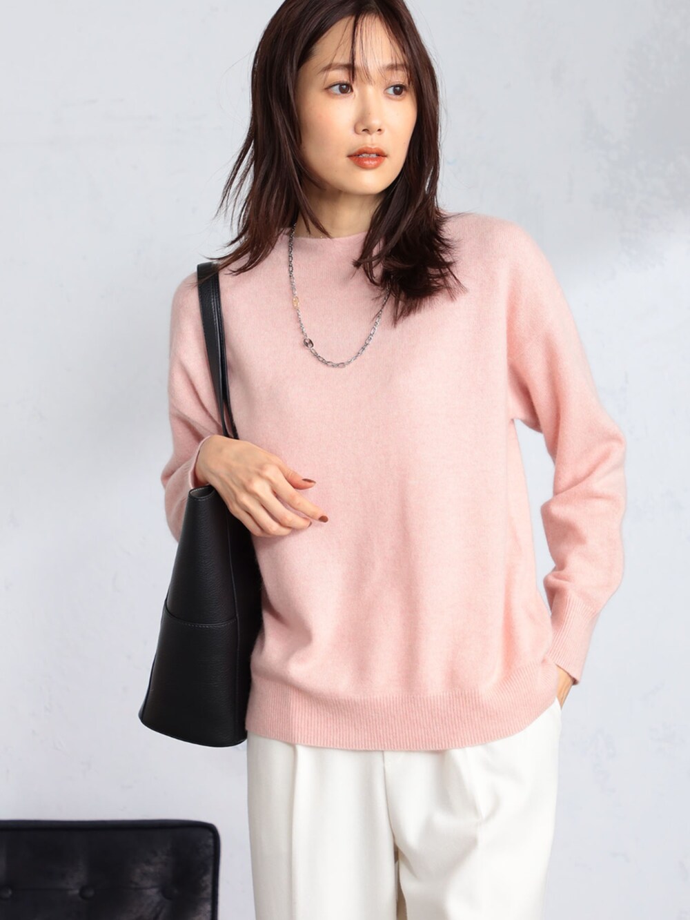 ホワイト系のその他パンツ、ピンク系のニット/セーター、ブルー系のその他アウターを着用したレディースの冬コーディネートの4枚目の写真