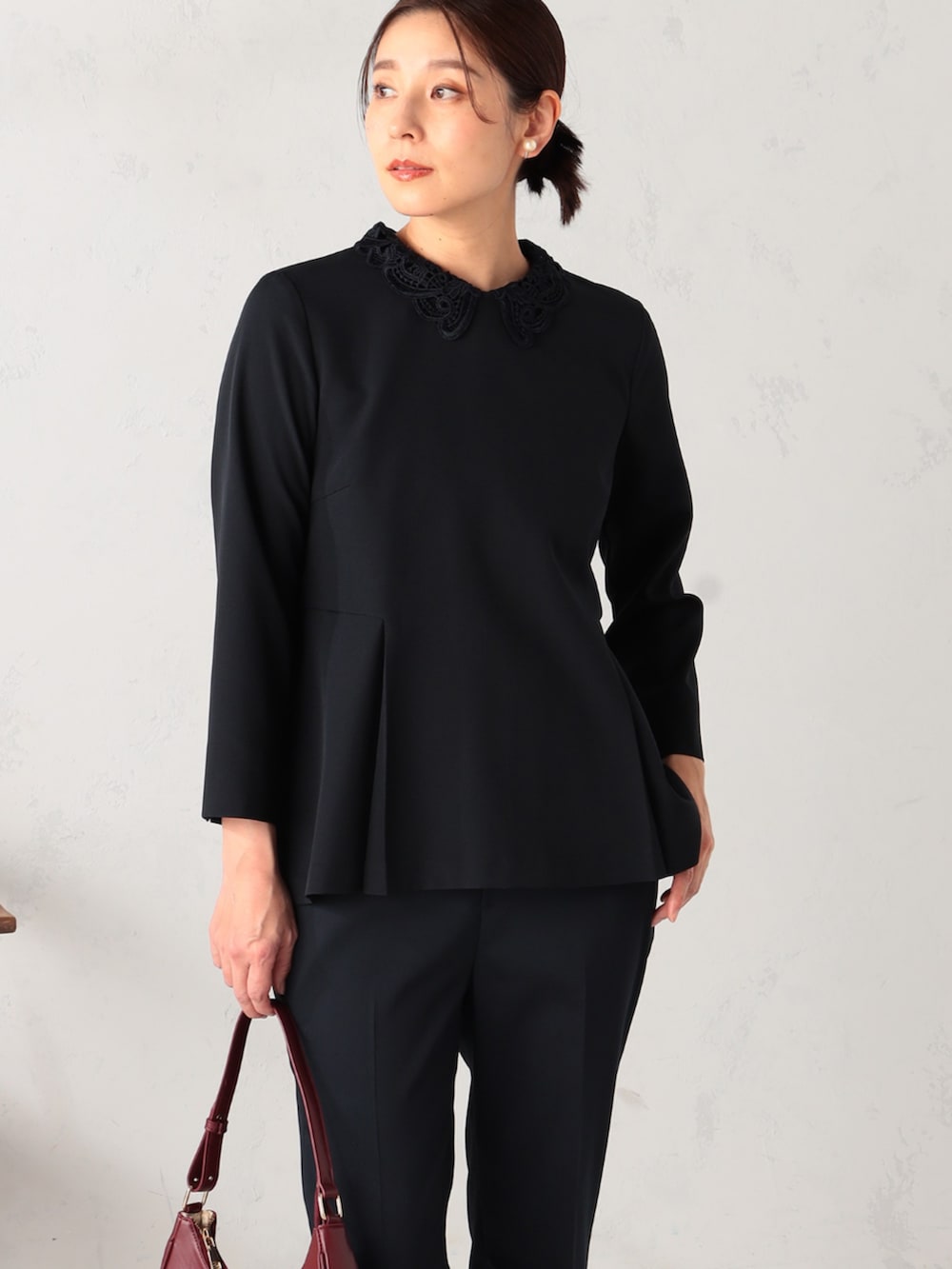 ブルー系のシャツ/ブラウス、ブルー系のその他パンツを着用したレディースの冬コーディネートの2枚目の写真