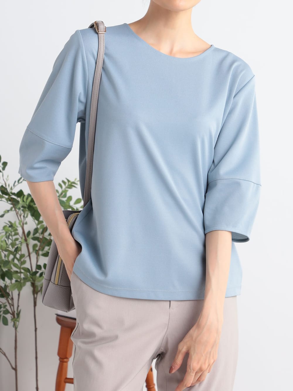 ブルー系のTシャツ/カットソー、グレー系のその他パンツを着用したレディースの秋コーディネートの2枚目の写真