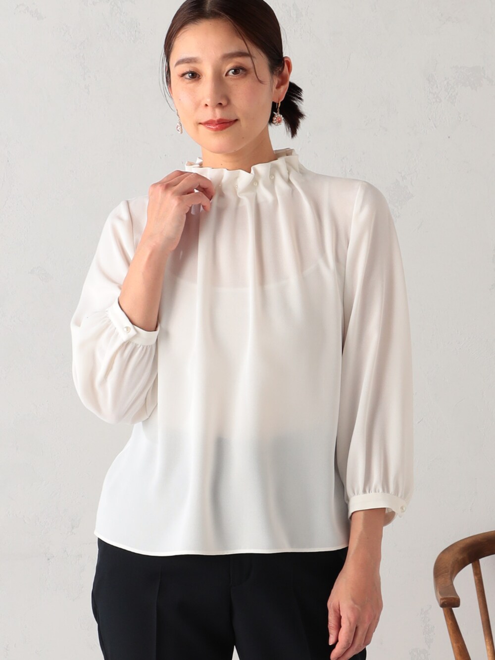 ブルー系のその他パンツ、ホワイト系のシャツ/ブラウス、ブルー系のステンカラーコートを着用したレディースの冬コーディネートの4枚目の写真