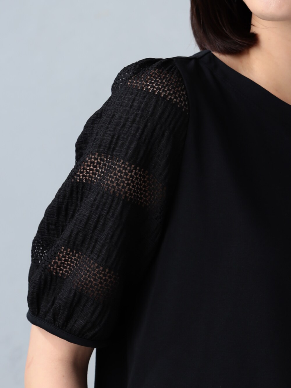 ピンク系のその他パンツ、ブラック系のTシャツ/カットソーを着用したレディースの夏コーディネートの3枚目の写真