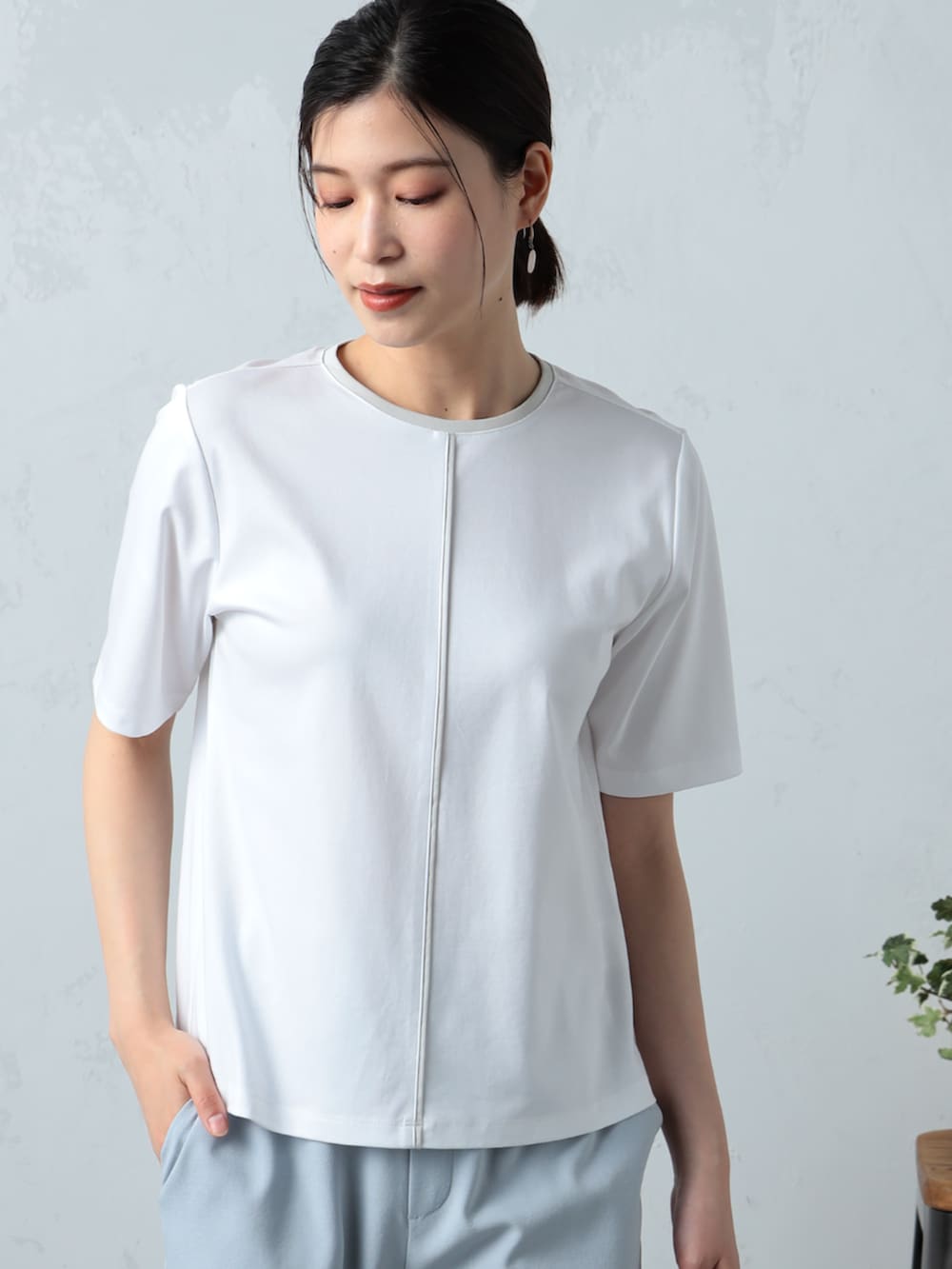 ブルー系のその他パンツ、ホワイト系のTシャツ/カットソーを着用したレディースの秋コーディネートの2枚目の写真