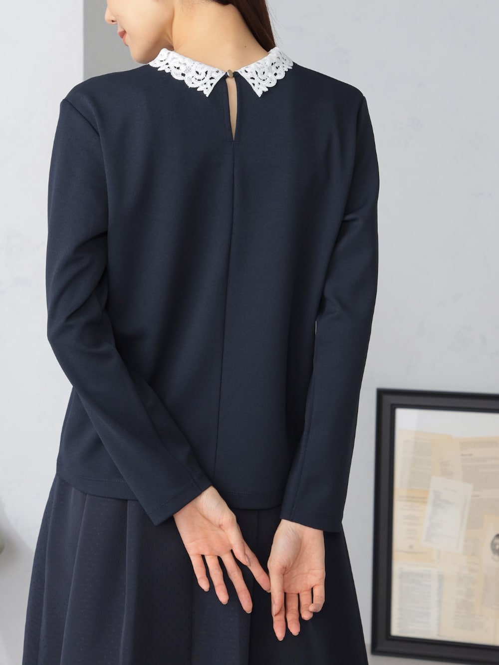 ブルー系のTシャツ/カットソー、ブルー系のスカートを着用したレディースの秋コーディネートの3枚目の写真