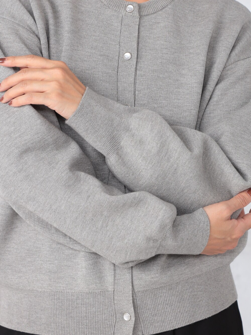 ブラック系のその他パンツ、ブルー系のカーディガン/ボレロを着用したレディースの秋コーディネートの3枚目の写真