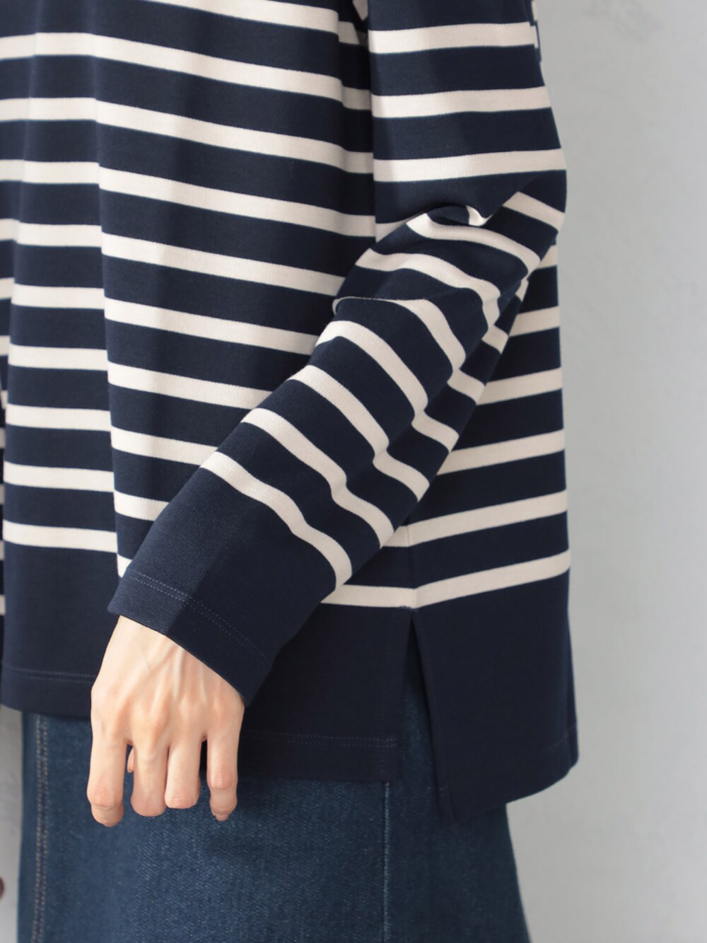 ブルー系のデニムスカート、ブルー系のTシャツ/カットソーを着用したレディースの秋コーディネートの3枚目の写真