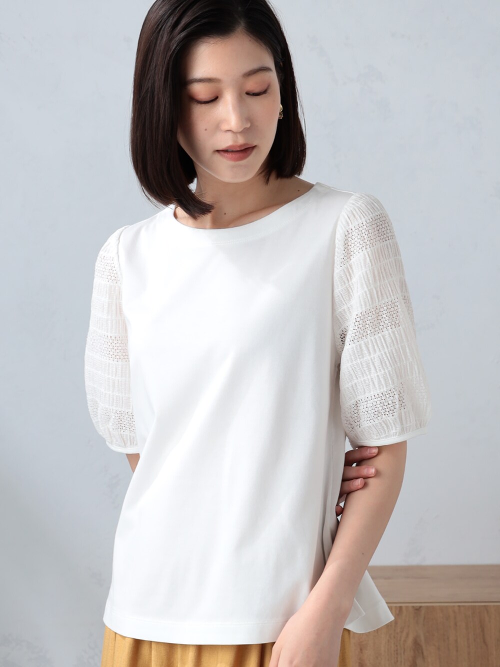 ホワイト系のTシャツ/カットソー、イエロー系のその他パンツを着用したレディースの夏コーディネートの2枚目の写真