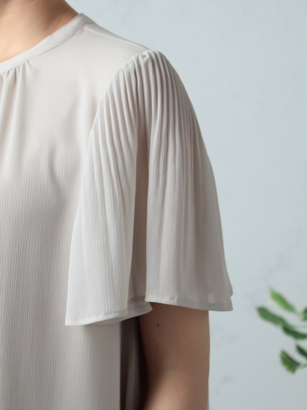 ピンク系のその他パンツ、ベージュ系のシャツ/ブラウスを着用したレディースの夏コーディネートの3枚目の写真