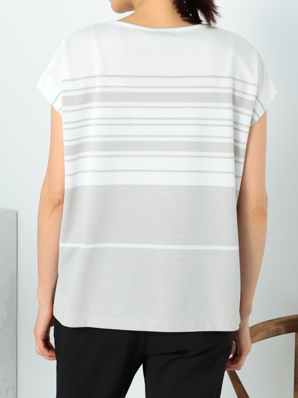 ブラック系のその他パンツ、ベージュ系のTシャツ/カットソーを着用したレディースの夏コーディネートの3枚目の写真