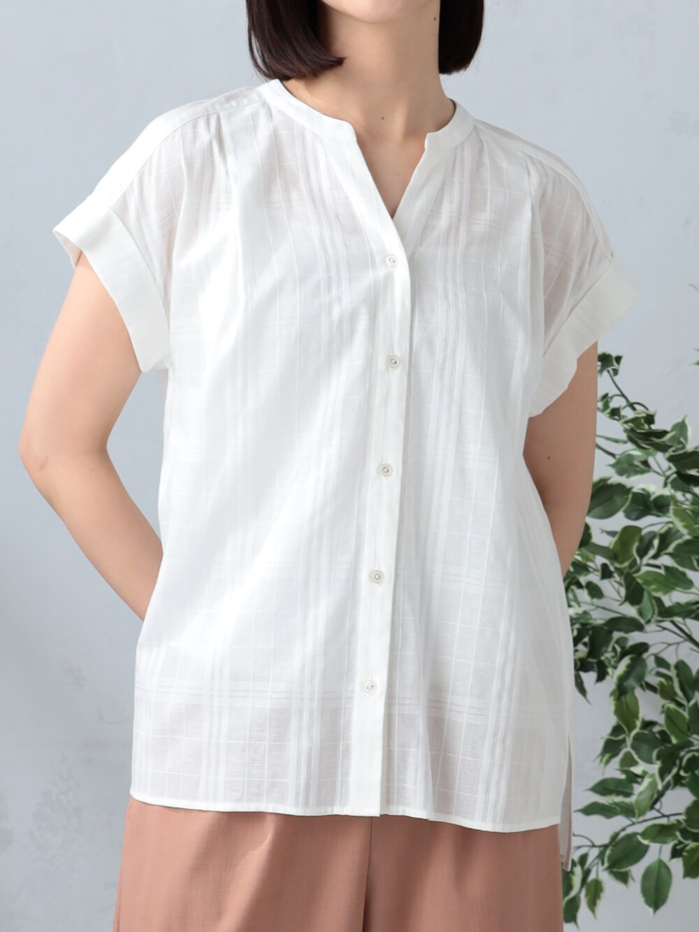 ピンク系のその他パンツ、ホワイト系のシャツ/ブラウスを着用したレディースの夏コーディネートの2枚目の写真