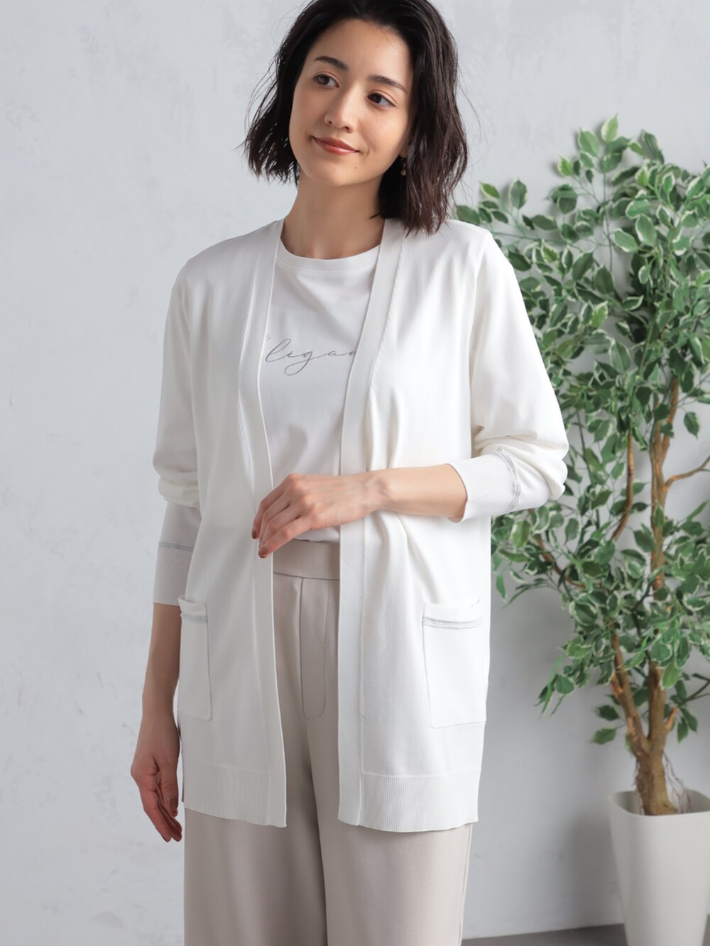 ベージュ系のその他パンツ、ホワイト系のTシャツ/カットソー、ホワイト系のカーディガン/ボレロを着用したレディースの夏コーディネートの2枚目の写真