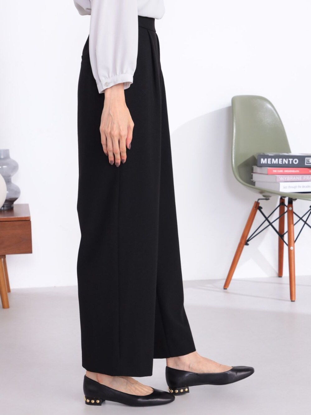 ベージュ系のシャツ/ブラウス、ブラック系のその他パンツを着用したレディースの冬コーディネートの3枚目の写真