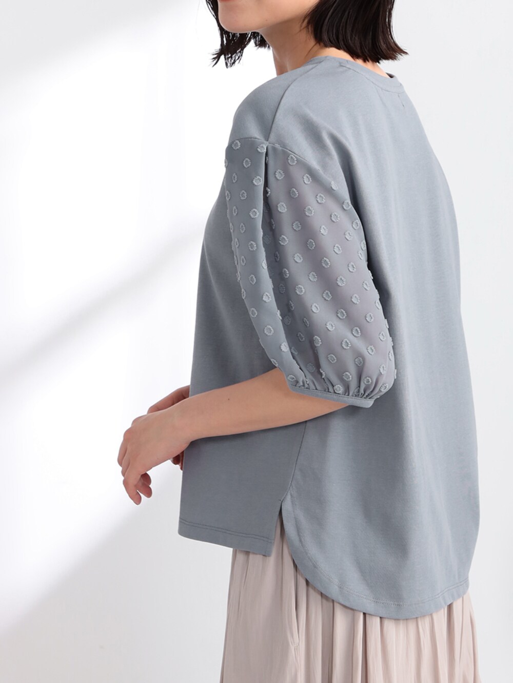 ベージュ系のその他パンツ、ブルー系のTシャツ/カットソーを着用したレディースの夏コーディネートの2枚目の写真