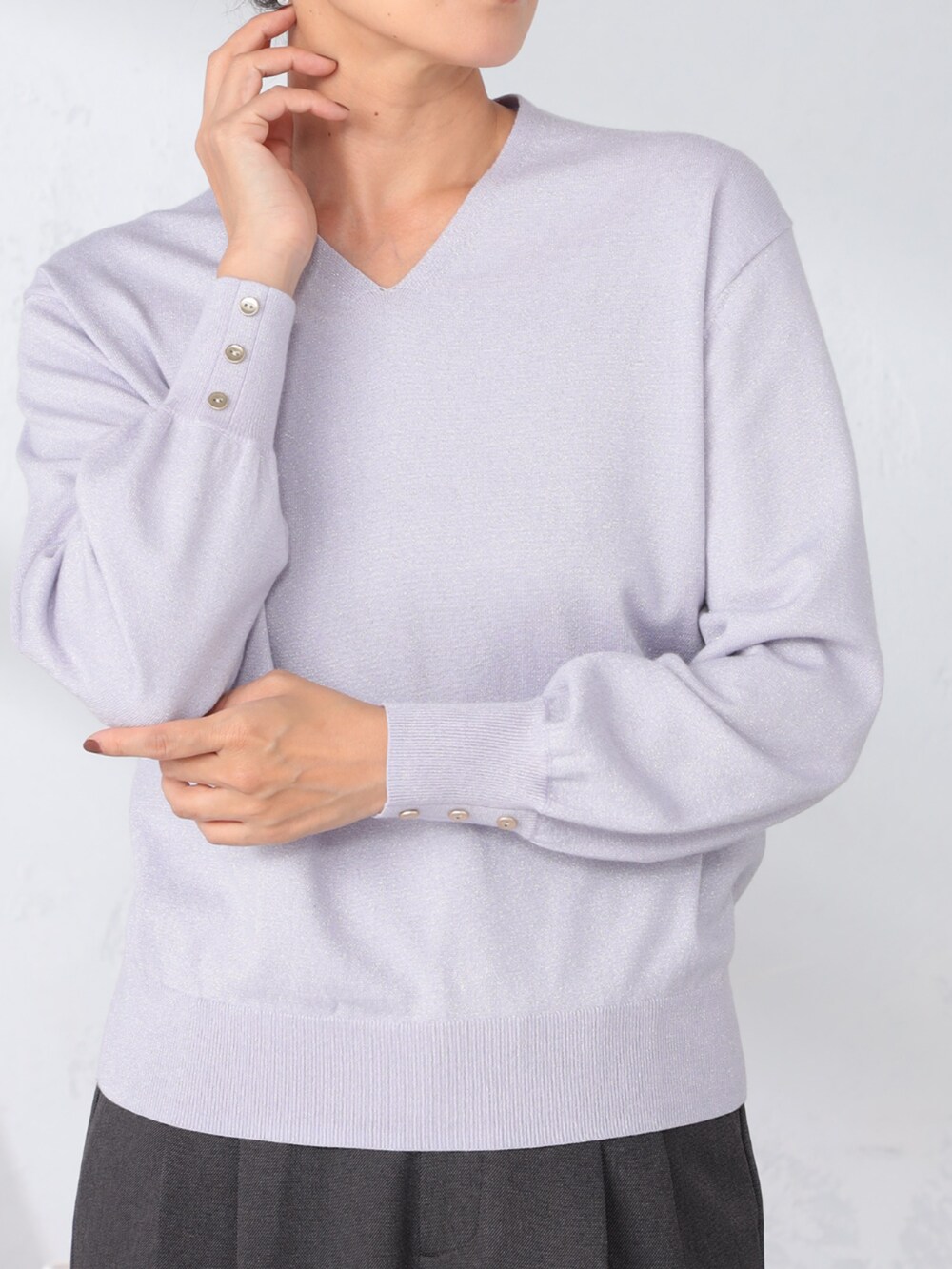 パープル系のニット/セーター、グレー系のその他パンツを着用したレディースの秋コーディネートの2枚目の写真