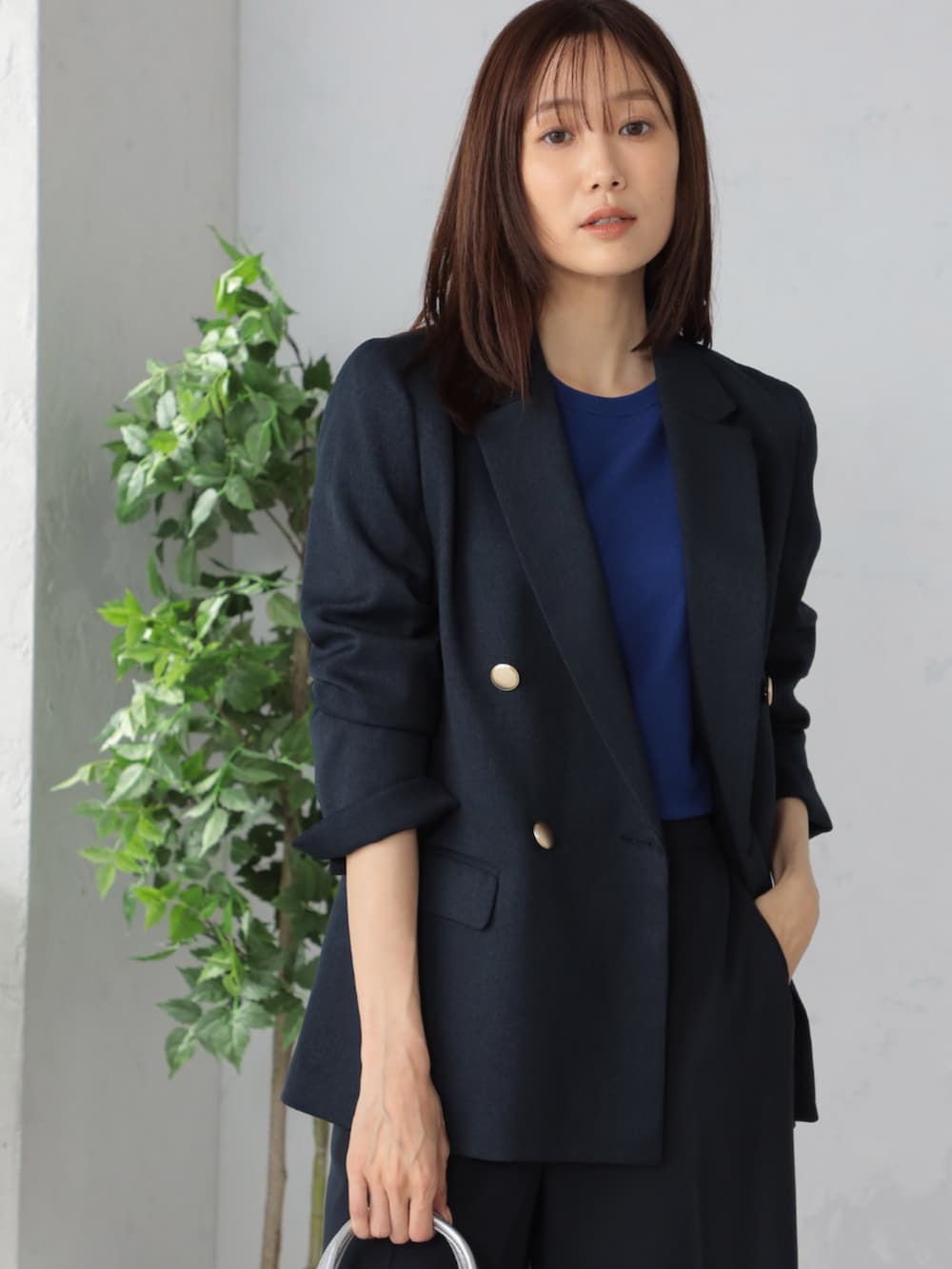 ブルー系のテーラードジャケット、ブルー系のその他パンツ、ブルー系のニット/セーターを着用したレディースの秋コーディネートの2枚目の写真