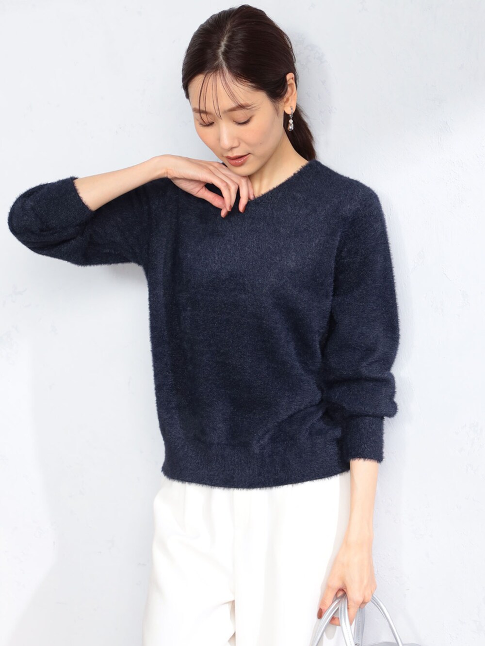 ホワイト系のその他パンツ、ブルー系のニット/セーターを着用したレディースの冬コーディネートの2枚目の写真