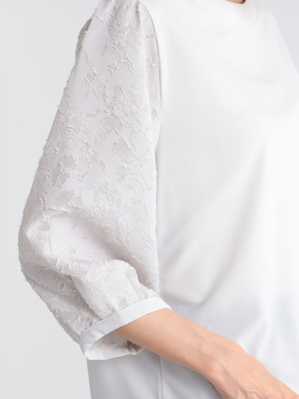 グレー系のTシャツ/カットソー、ブルー系のスカートを着用したレディースの秋コーディネートの3枚目の写真