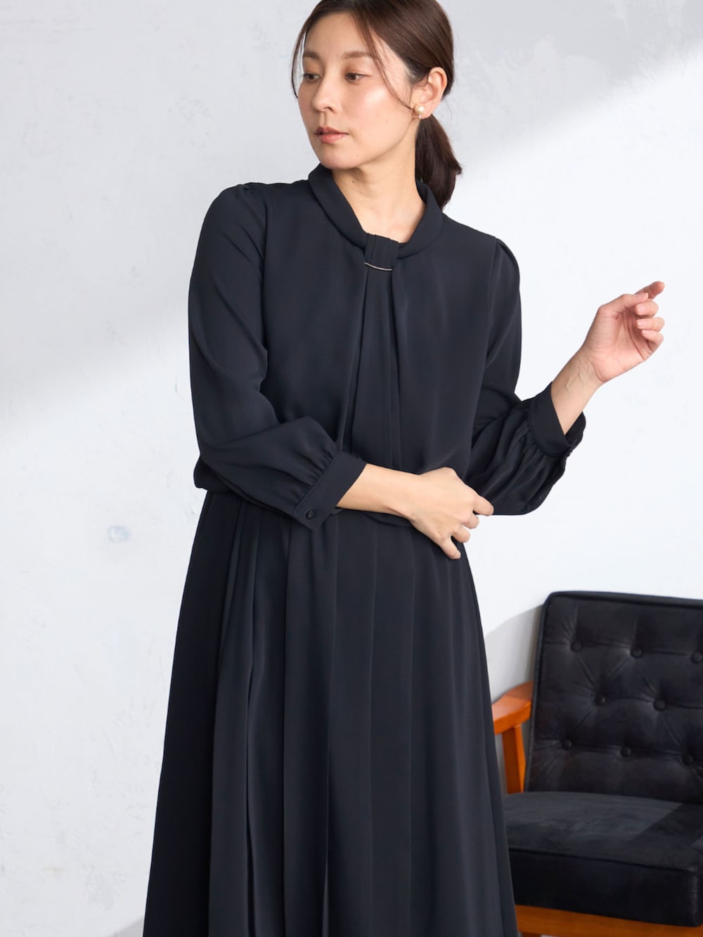 ブルー系のワンピースを着用したレディースの冬コーディネートの2枚目の写真