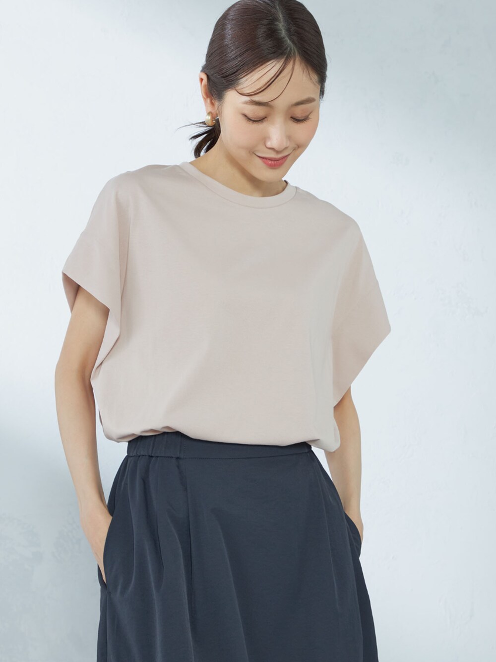 ピンク系のTシャツ/カットソー、ブルー系のスカートを着用したレディースの夏コーディネートの2枚目の写真