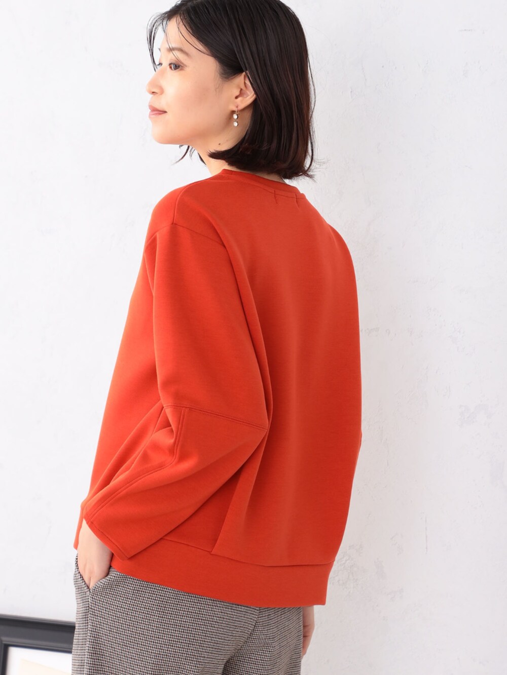 ブラウン系のその他パンツ、ベージュ系のTシャツ/カットソーを着用したレディースの秋コーディネートの3枚目の写真