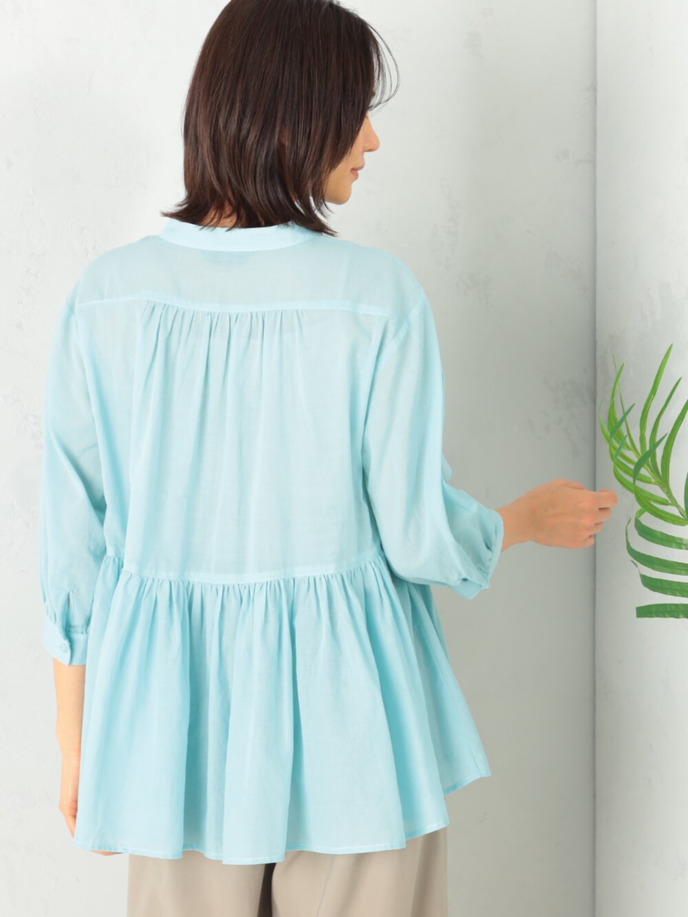 ベージュ系のその他パンツ、ブルー系のシャツ/ブラウスを着用したレディースの夏コーディネートの3枚目の写真