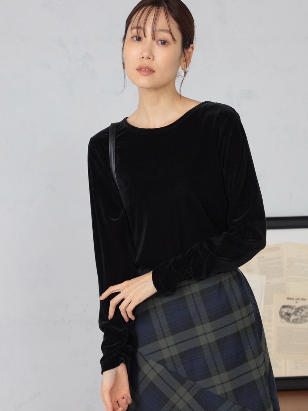 グレー系のデニムジャケット、ブラック系のTシャツ/カットソー、グリーン系のスカートを着用したレディースの秋コーディネートの4枚目の写真